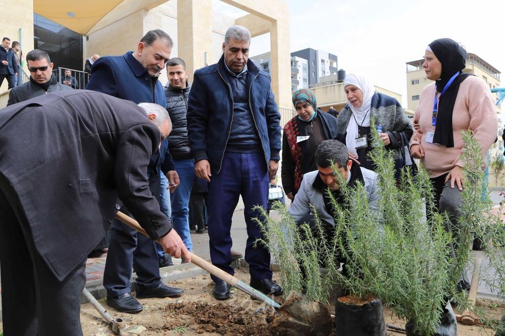 قلقيلية : زراعة اشجار بمناسبة يوم الأم