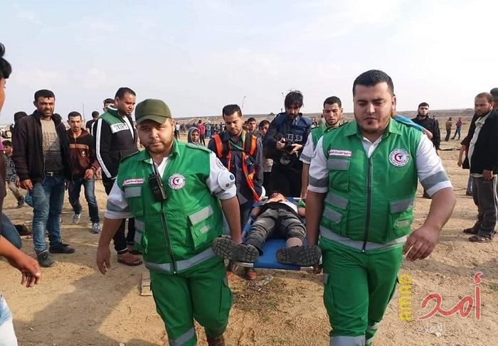 بالصور.. الخدمات تتعامل مع (44) إصابة في الجمعة لـ 33 من مسيرات العودة