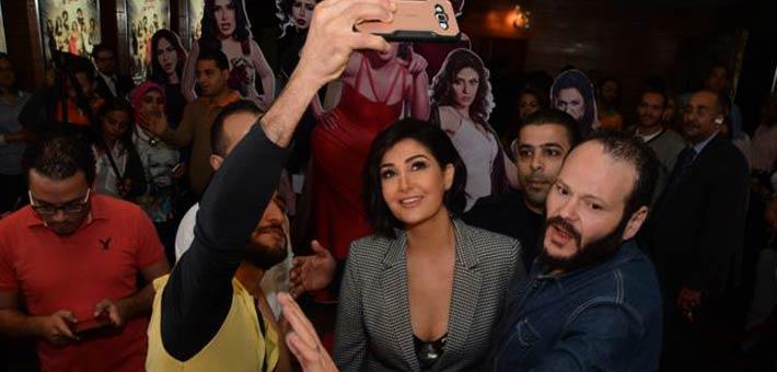 بالصور.. "الهوت شورت" سلاح غادة عبدالرازق لإنقاذ فيلمها "اللي إختشوا ماتوا"