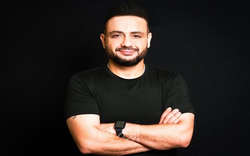 مهنّد مشلّح يغنّي الحب على طريقته في جديده "عم بشتقلك موت" - فيديو