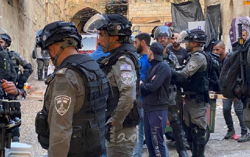 القدس: قوات الاحتلال تطلق قنابل الغاز ضد الفلسطينيين في باب العامود -فيديو