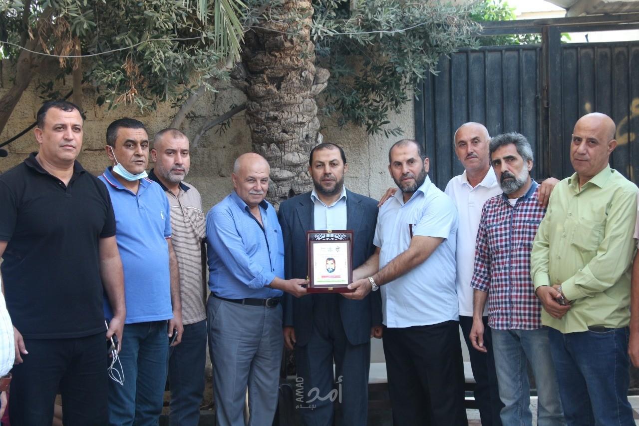 التيار الإصلاحي يزور عائلة الشهيد "أسعد الصفطاوي" في الذكري الـ27 من استشهاده