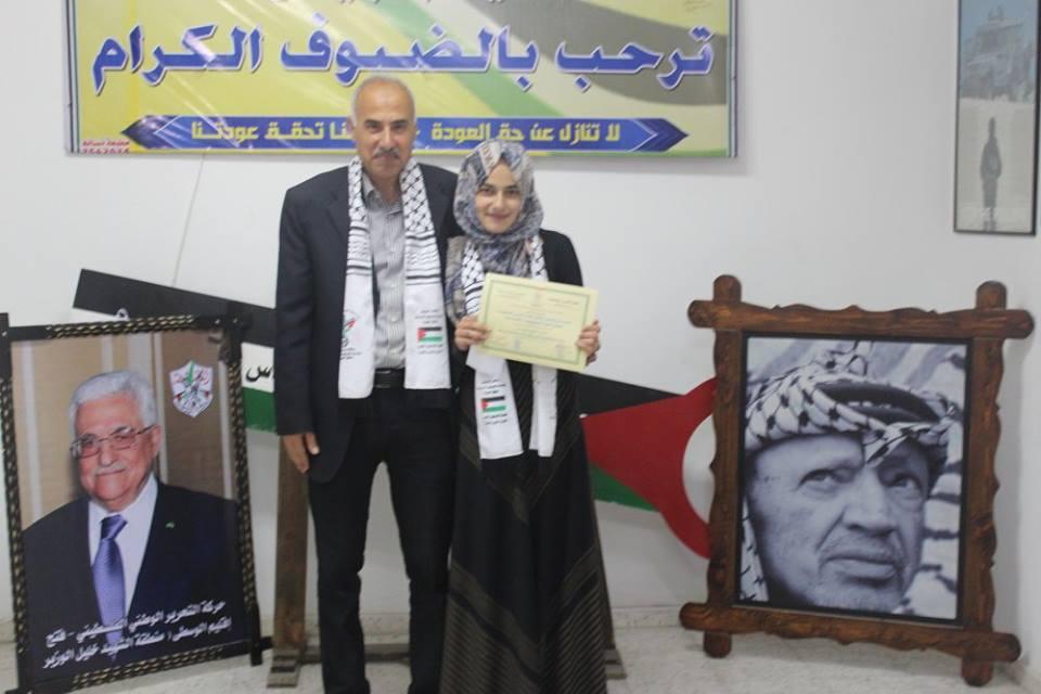اللجنة الشعبية للاجئين بالبريج توزع منحة  الرئيس على الطلبة المتفوقين في مدارس الوكالة