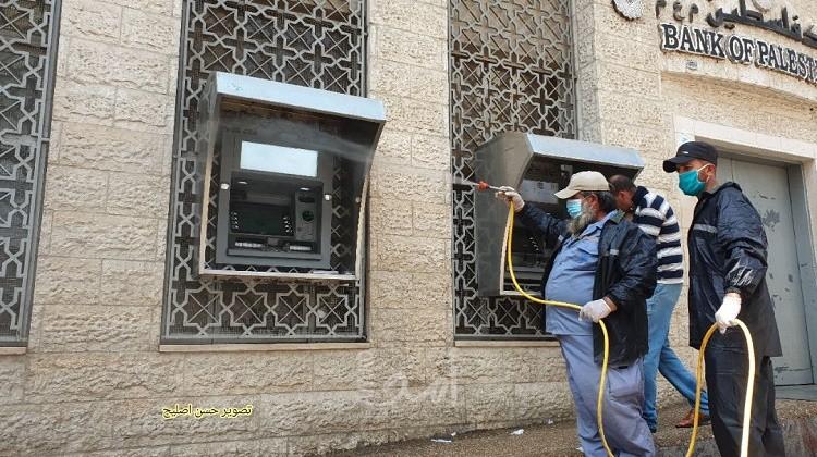 بلدية خان يونس تشرع بتعقيم الشوارع والمرافق الخدماتية