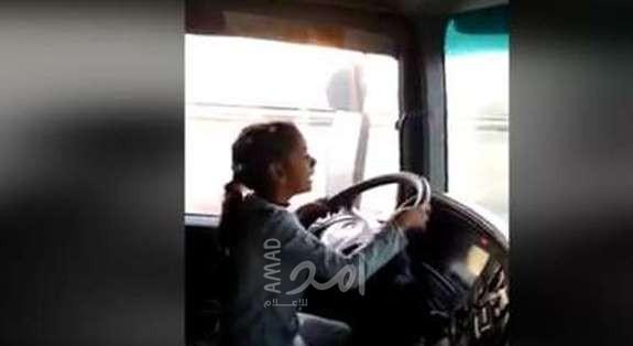 فيديو كارثي.. طفلة مصرية تقود شاحنة على الطريق السريع