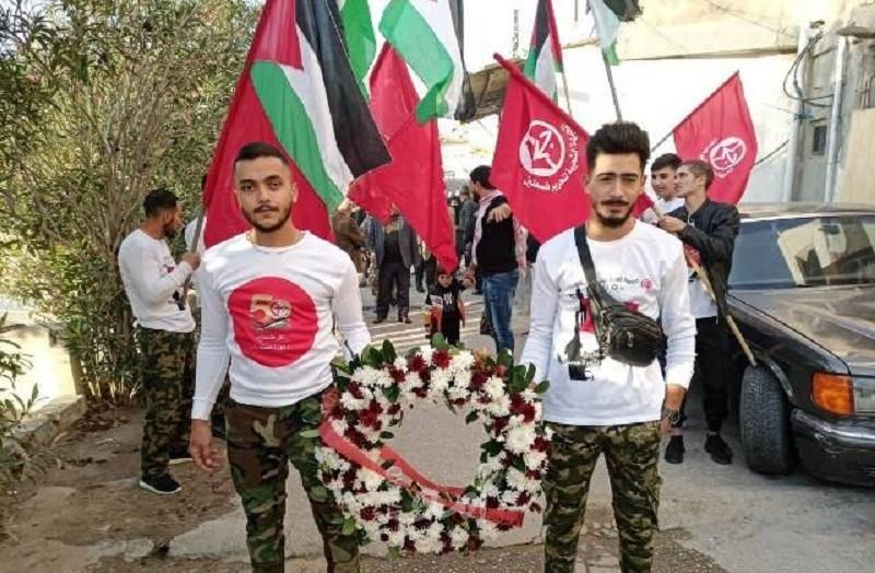 لبنان: الشعبية توقد شعلة انطلاقتها الـ(54) وتضع اكليلاً من الورد على نصب الشهداء في مخيم الرشيدية