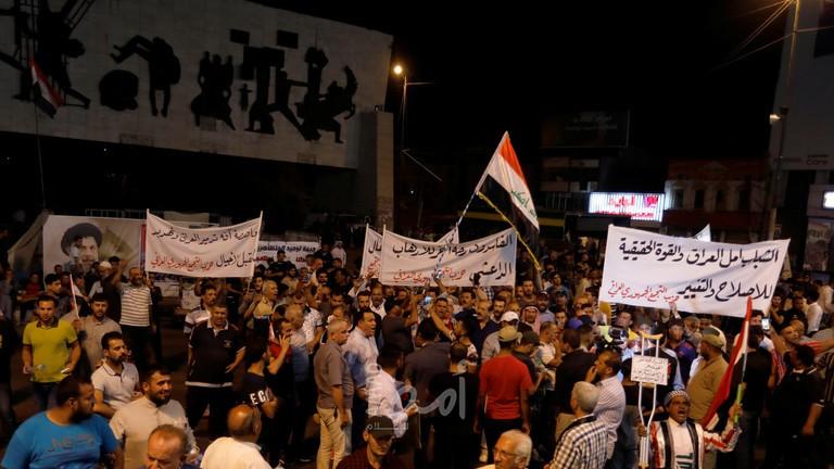 مئات العراقيين يتظاهرون احتجاجاً على أداء الحكومة والبرلمان