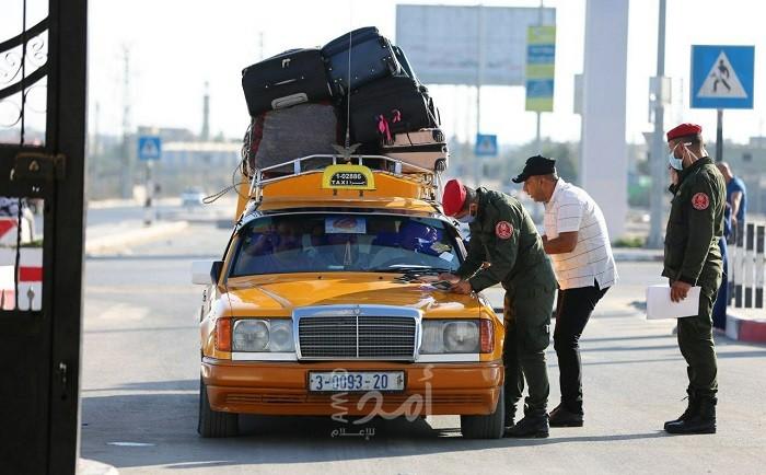 فتح البوابة المصرية أمام مئات المسافرين والعائدين من وإلى غزة- صور