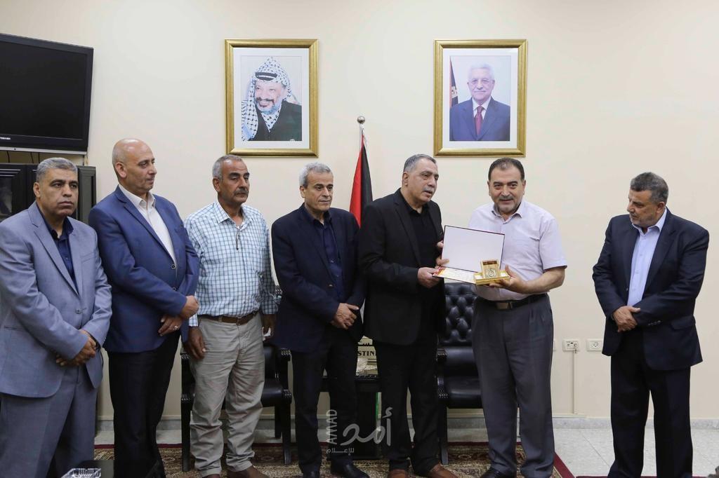 قلقيلية : تكريم أسير محرر ومدير تلفزيون فلسطين