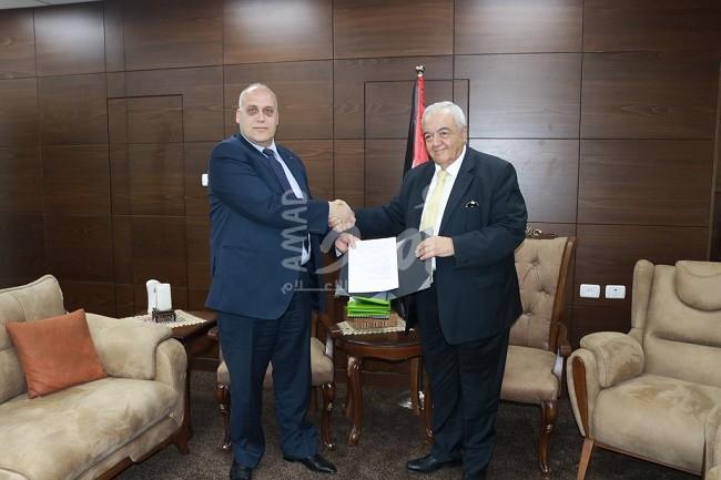 الوزير "أبو جيش" يتسلم مهامه في وزارة العمل