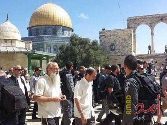 عشرات المستوطنين يقتحمون الأقصى بحراسةٍ مشددة