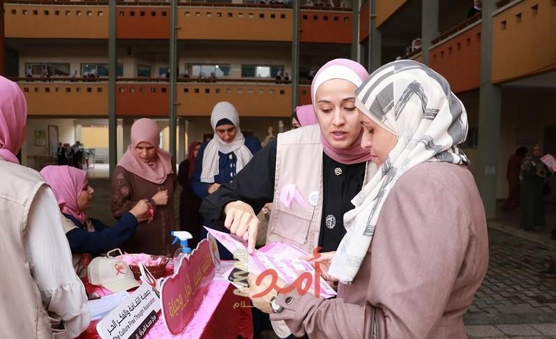 غزة: صحة المرأة تُسيِّر "قافلة وردية" لتشجيع  النساء على الكشف المبكر لسرطان الثدي 