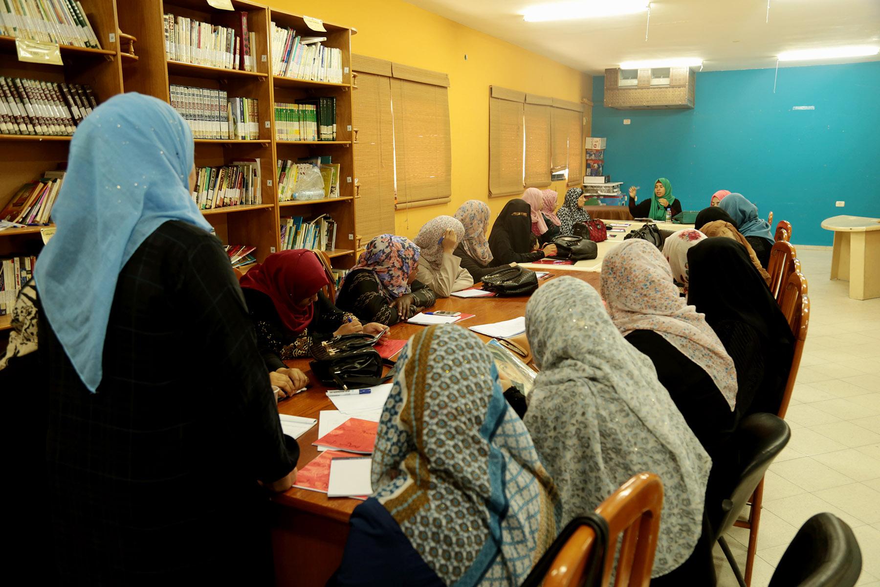 المركز الثقافى يعقد اجتماع تحضيري للمتنافسات  بمسابقة  حماية الهوية الفلسطينية
