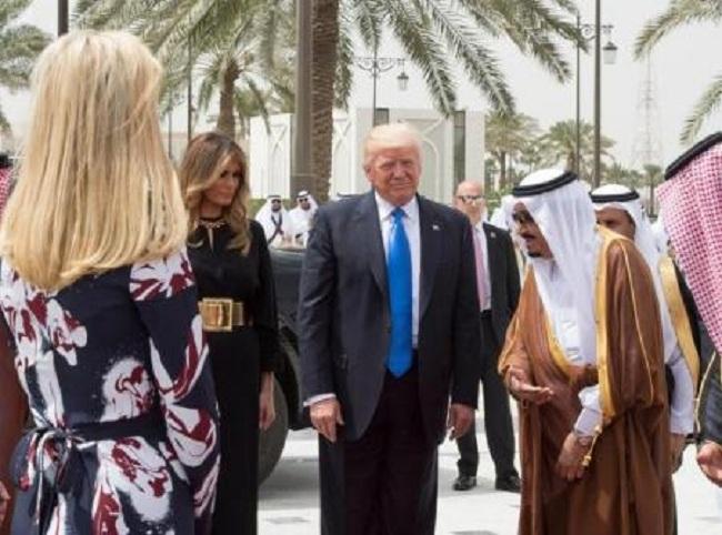 وسط عاصفة الحصار في الداخل..ترامب يسعى لضبط العلاقات مع "دول اسلامية سنية" بعد "صفقة القرن المالية" مع السعودية