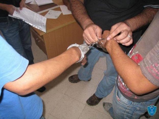 كشف ملابسات سرقة 10 آلاف شيكل وجهاز محمول من منزل بالخليل