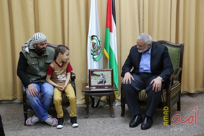 بالصور.. هنية يستقل صاحب الصورة الأوسع انتشاراً بيوم الأرض والعودة "محمد عياش"
