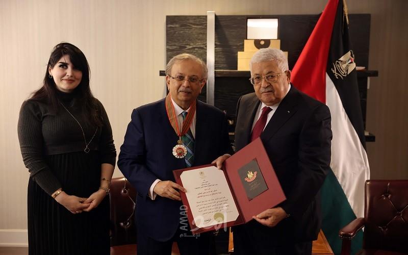 الرئيس عباس يمنح السفير السعودي السابق لدى الأمم المتحدة نجمة الاستحقاق