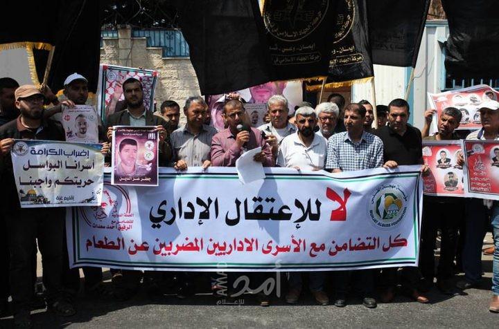 وقفة تضامنية في الخليل إسناداً للأسرى المرضى في سجون الاحتلال
