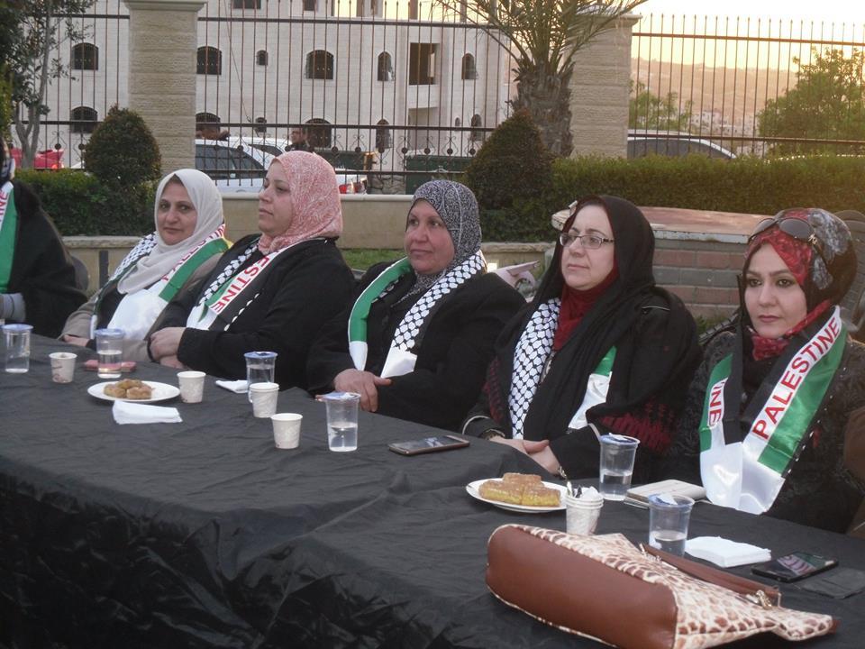 حركة فتح بالخليل تكرم أخوات دلال بمناسبة الثامن من آذار