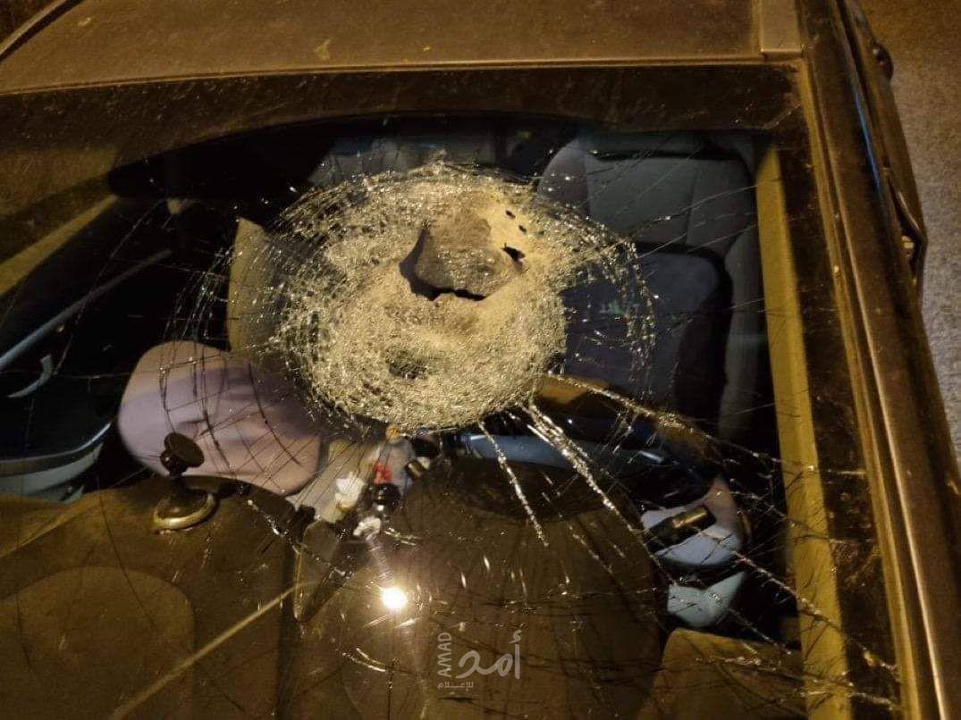 إعلام عبري: أضرار في مركبة إسرائيلية رشقاً بالحجارة شرق قلقيلية