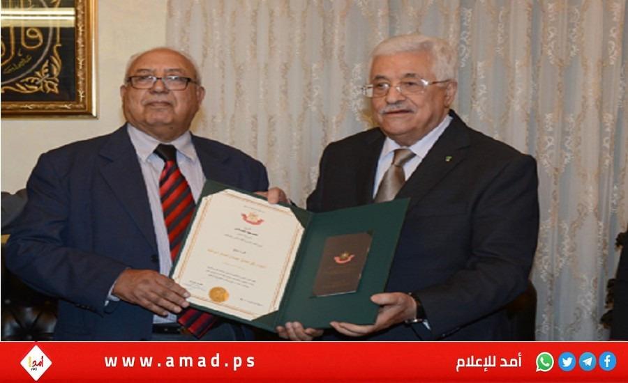 عباس يهاتف عائلة المناضل الفلسطيني العروبي الكبير اللواء مطلق حمدان معزيا بوفاته