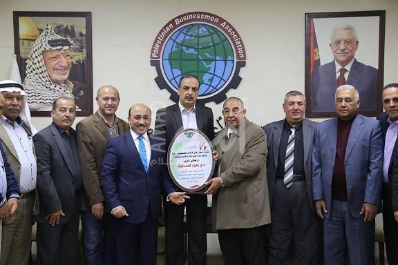 جمعية رجال الأعمال تكرم الوزير الحساينة لجهوده في دعم القطاع الخاص وخدمة الشعب الفلسطيني