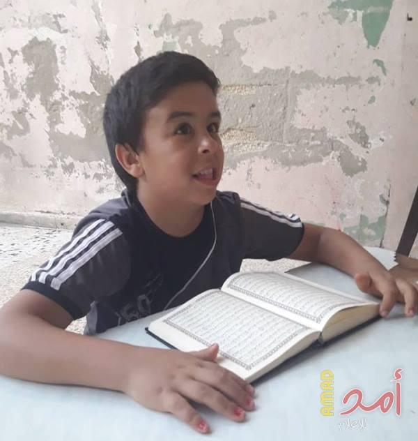 تقرير خاص - غزة: طفل يعاني إعاقات متعددة ويحفظ القرآن الكريم كاملاً ينتظر الاهتمام (صور)