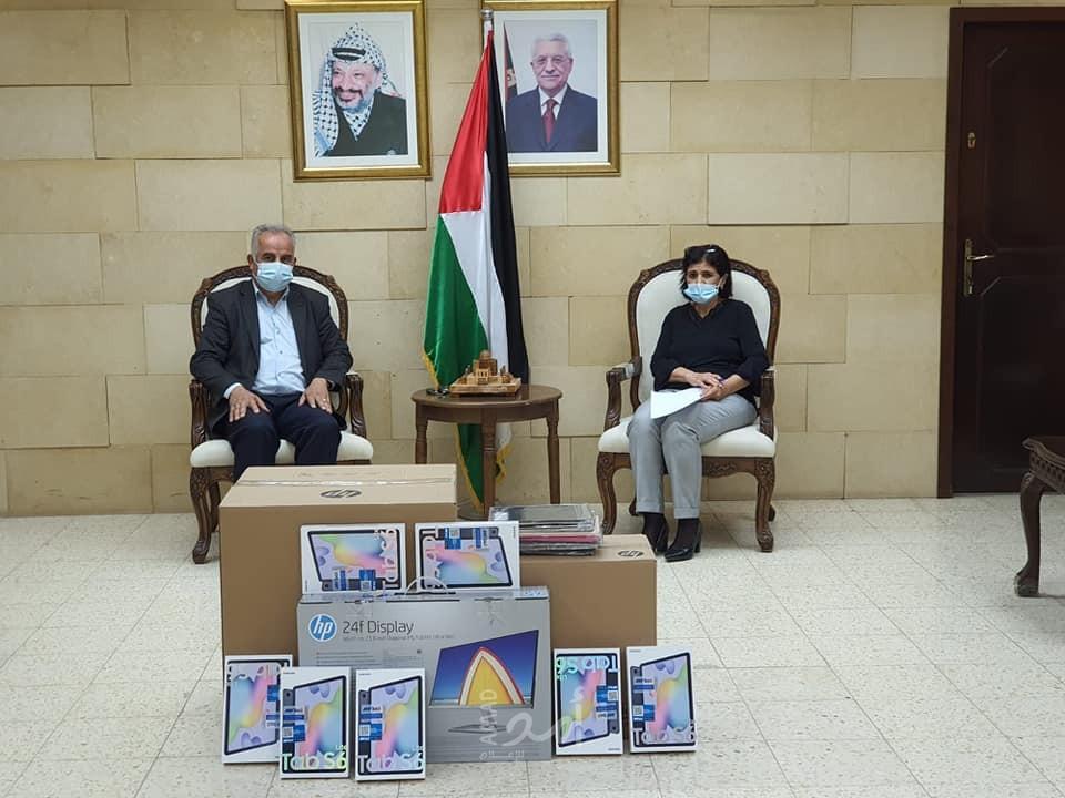 أريحا: توزيع اجهزة إلكترونية على مراكز المساعدة القانونية