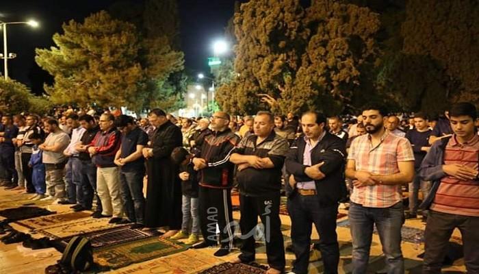 عشرات الآلاف يؤدون صلاتي "العشاء" و"التراويح" في المسجد الأقصى