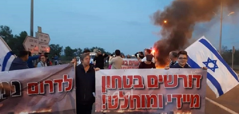 إسرائيليون يغلقون الطريق أمام شاحنات المواد الغذائية لمنع إدخالها إلى غزة