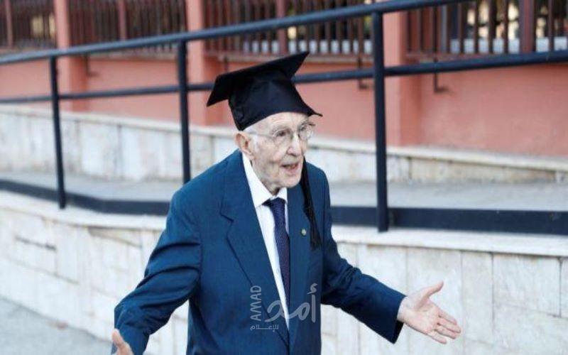تخرج أكبر طالب في إيطاليا عن عمر 98 عامًا