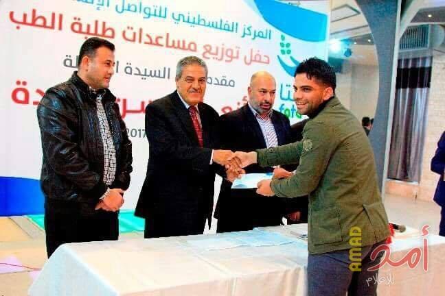 بالصور.. «فتا» يوزع منحة مالية على طلبة الطب في قطاع غزة