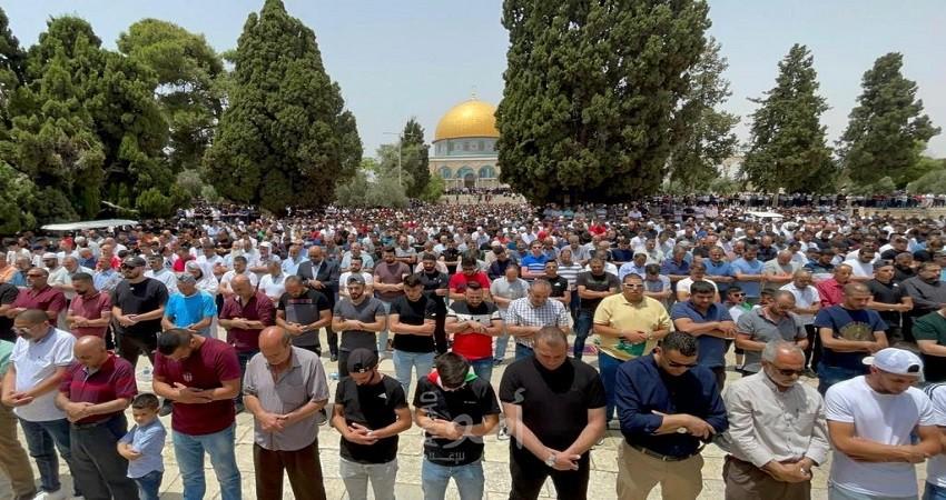 50 ألف مصلٍّ يؤدون صلاة الجمعة في المسجد الأقصى