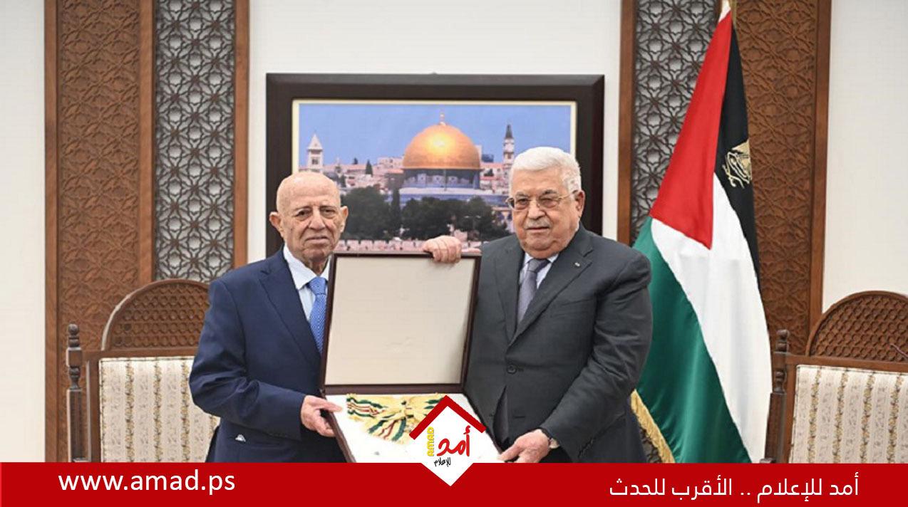 الرئيس عباس يطمئن على صحة القائد الوطني أحمد قريع