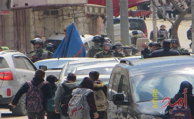 الخليل: قوات الاحتلال تعتدي على الشاب "السلايمة"