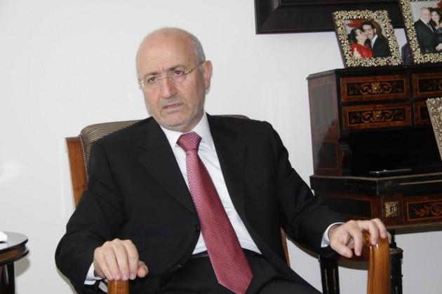 عباس يمنح الوزير اللبناني السابق "غازي العريضي" الجنسية الفلسطينية