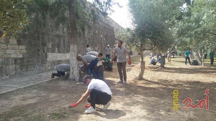 بالصور.. معسكر القدس يبدأ أعماله بتنظيف ساحات الأقصى استقبالاً لشهر رمضان