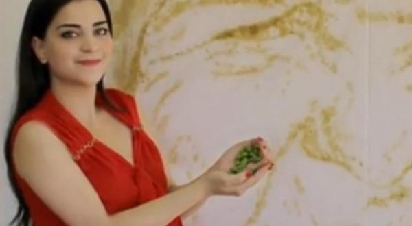 فنانة فلسطينية تبتكر لوحات من «رص الزيتون»