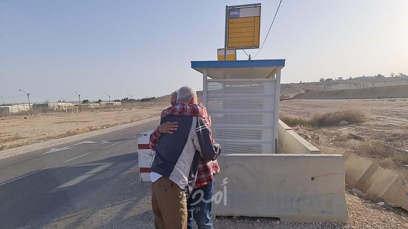 سلطات الاحتلال تفرج عن الأسير "رشدي أبو مخ" بعد 35 عاماً داخل سجونها- فيديو