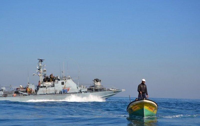 بحرية الاحتلال تستهدف صيادي غزة