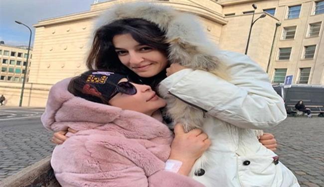 إليسا تعاني من تورم في يدها