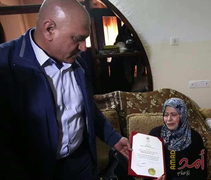 الرئيس يمنح "باسمة سامحنا" لقب الأم المثالية