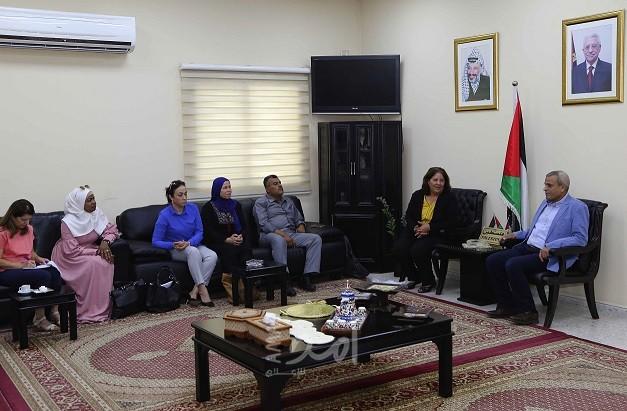 قلقيلية: المحافظ يلتقي وفدا من وزارة شؤون المرأة