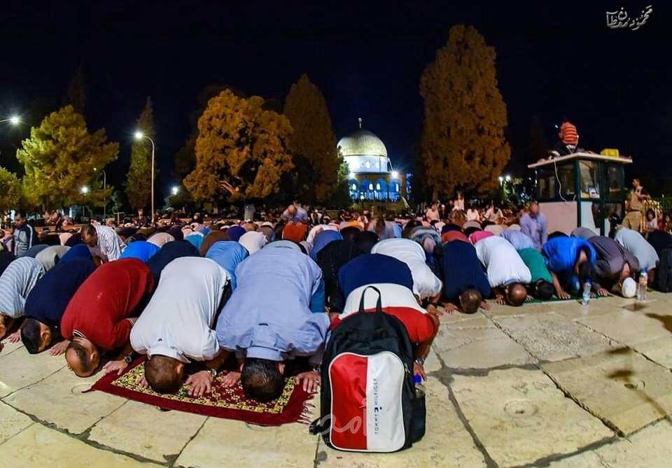 آلاف المصلين يؤدون صلاتي العشاء وقيام الليل في "الأقصى"
