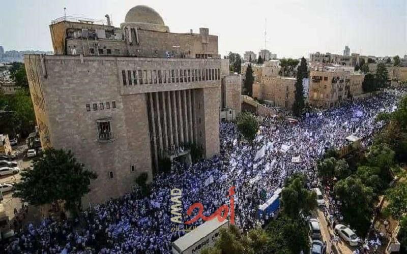 القدس: مستوطنون يقتحمون البلدة القديمة في مسيرة الأعلام الاستفزازية- فيديو