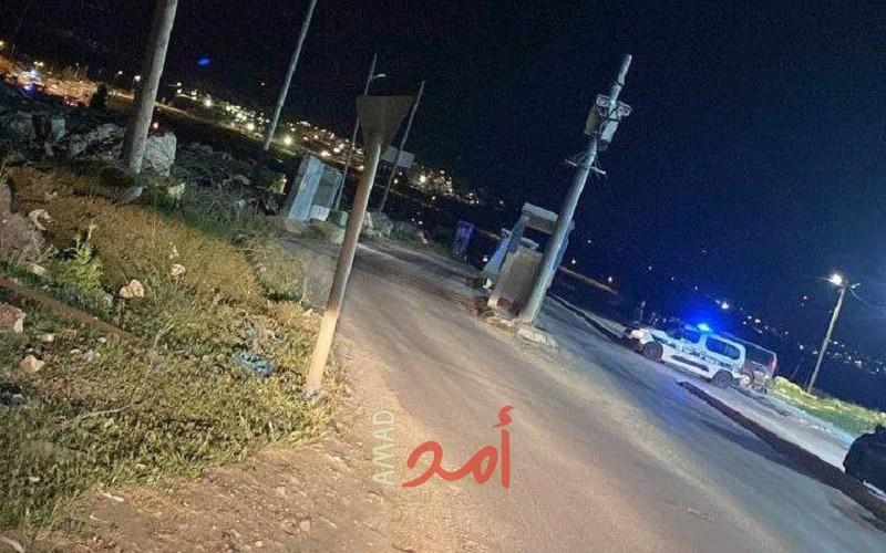 مستوطنون إرهابيون يتلفون محاصيل زراعية وقوات الاحتلال تغلق "حاجز جبع"