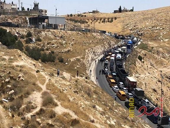قوات الاحتلال تعيق حركة المواطنين جنوب جنين