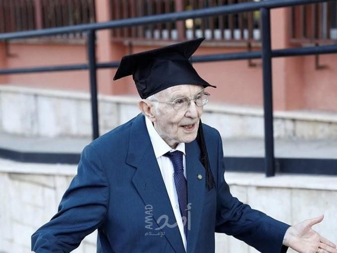 رجل مسن يتحدى الشيخوخة ويتخرج من الجامعة بعمر 96!