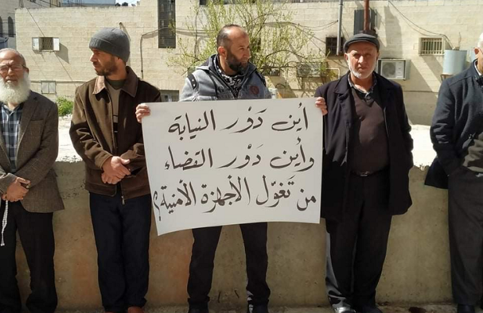 وقفة احتجاجية أمام محكمة الخليل للمطالبة بالإفراج عن الدكتور إبراهيم التميمي