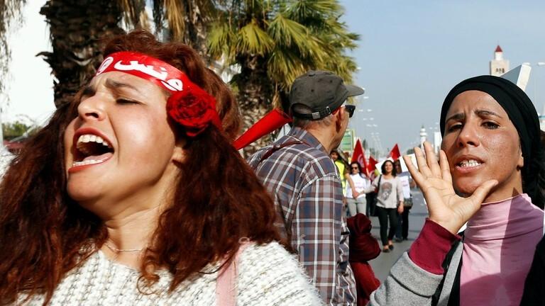 تونس: احتجاجات عقب استثناء بعض الأمهات من تدابير رفع الحجر.. والحكومة تتراجع